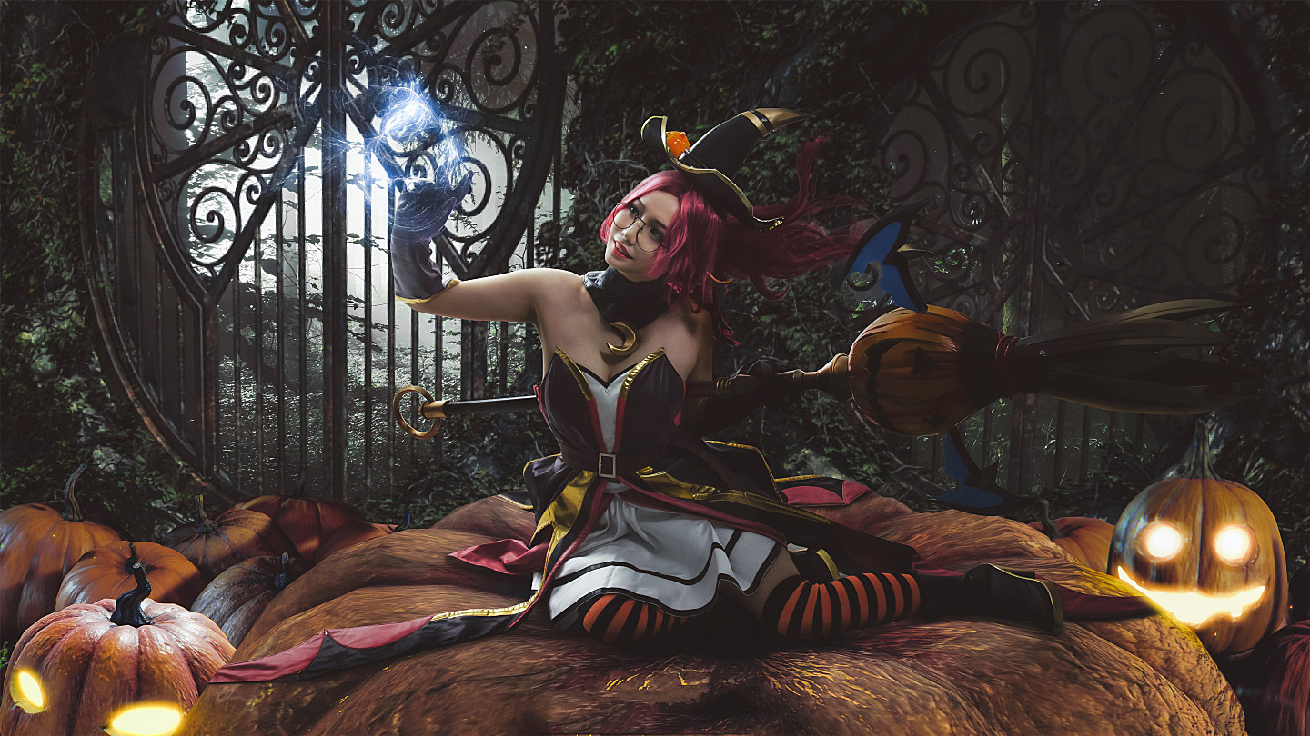 《英雄联盟》魅惑女巫迦娜cosplay