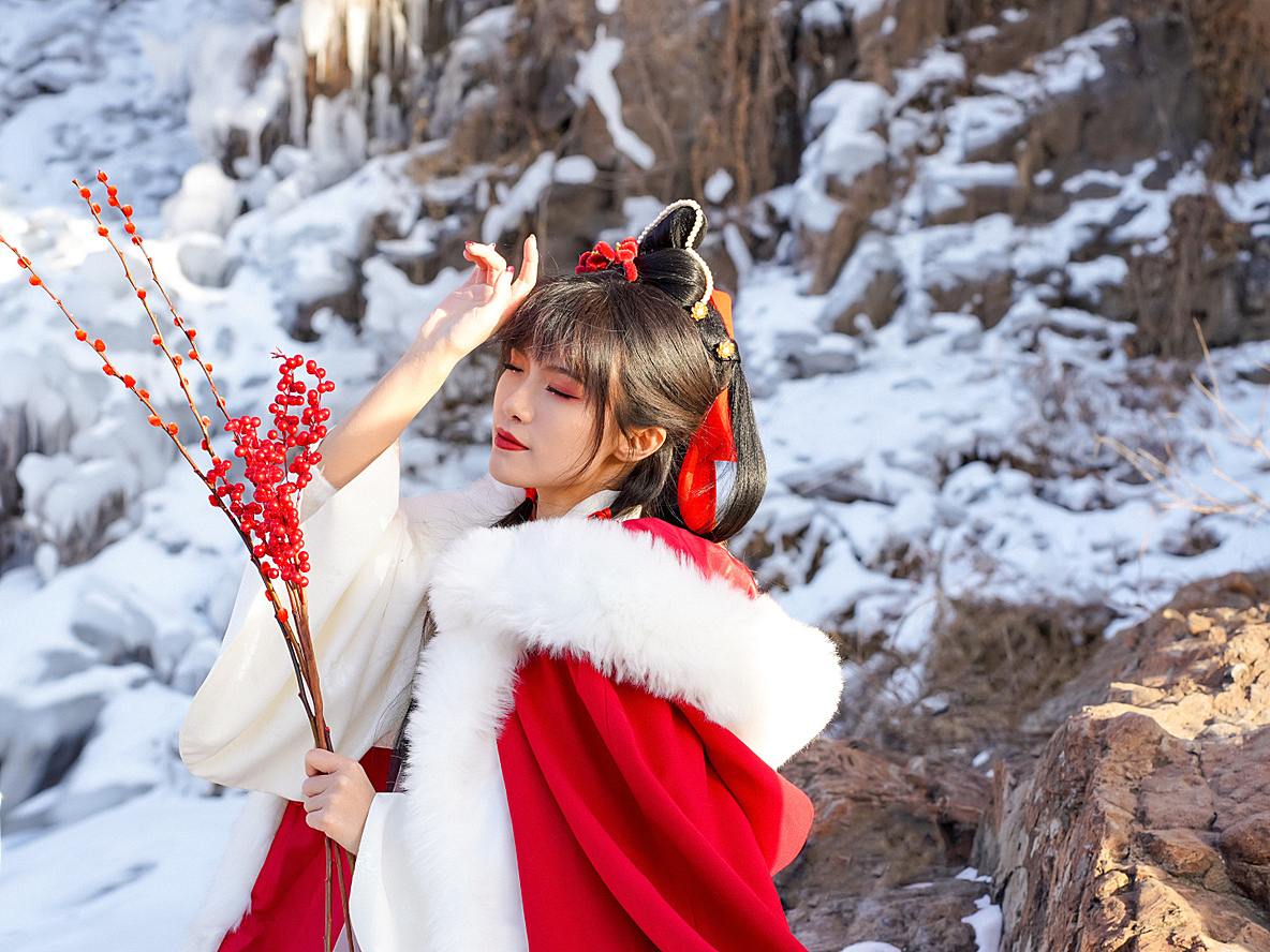 【汉服私影】 「万籁落飞雪 梅绽露娇颜」