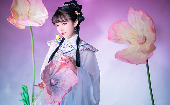 汉服私影，迷失在一场充满花香的梦里
