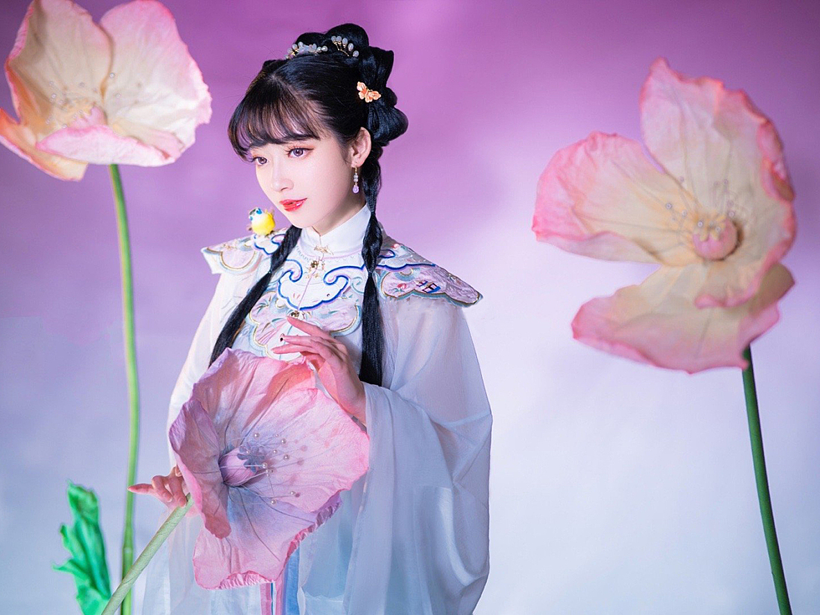 汉服私影，迷失在一场充满花香的梦里