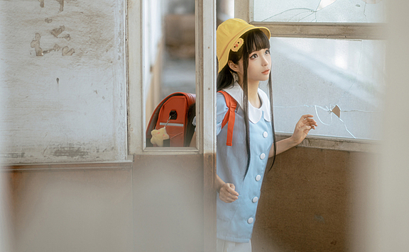 少女写真，可爱小黄帽