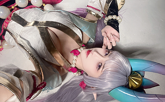 《英雄联盟》辛德拉灵魂莲华cosplay